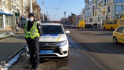 "Заглушку" на наклейку: у Луцьку патрульні перевіряли таксистів "Заглушку" на наклейку: у Луцьку патрульні перевіряли таксистів