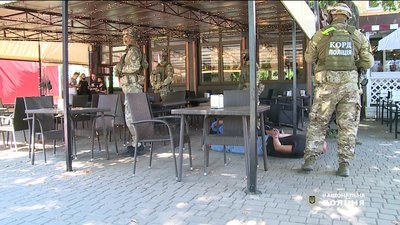 Потрощили меблі та погрожували зброєю: у вінницькому ресторані затримали двох чоловіків