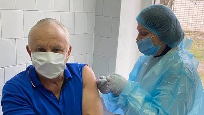 "Хвилини відчаю дають сили боротися далі". Херсонський лікар розповів про рік боротьби із COVID-19