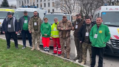 Мобільна стоматологія їздить на фронт до бійців. Військових на Донеччині та Луганщині лікують медики-волонтери