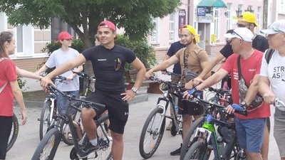 У Сумах влаштували велопробіг, щоб відновити найбільшу в Україні "вишиванку" на тротуарній плитці
