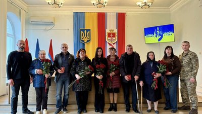 У Бершадській громаді родинам полеглих захисників передали військові відзнаки