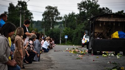 Селяни навколішках проводжали загиблого воїна Валерія Медвідя, 26 липня 2023. Селяни навколішках проводжали загиблого воїна Валерія Медвідя, 26 липня 2023.
