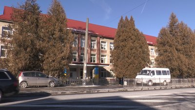 Випробування холодом. Учні початкових класів Яремчанського ліцею навчаються при температурі 10-14°C Випробування холодом. Учні початкових класів Яремчанського ліцею навчаються при температурі 10-14°C