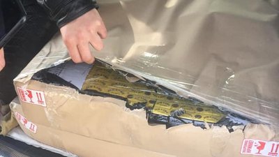 На Житомирщині зупинили автомобіль з контрабандними цигарками на суму більше 100 тисяч гривень На Житомирщині зупинили автомобіль з контрабандними цигарками на суму більше 100 тисяч гривень
