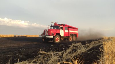 Вигоріли 20 гектарів пшениці: за добу на Харківщині загасили дві пожежі в полях Вигоріли 20 гектарів пшениці: за добу на Харківщині загасили дві пожежі в полях