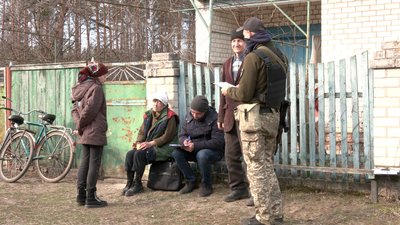 Люди намагаються повернутися до мирного життя Люди намагаються повернутися до мирного життя
