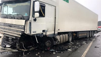 На Франківщині зіткнулися легковик та вантажівка. Троє людей - у лікарні На Франківщині зіткнулися легковик та вантажівка. Троє людей - у лікарні