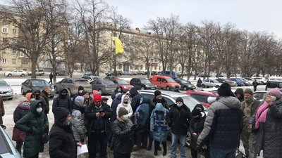 Люди перед будівлею Полтавської обласної ради Люди перед будівлею Полтавської обласної ради