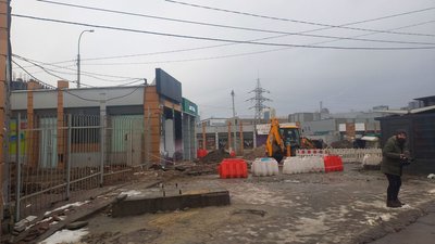Правоохоронці оглянули територію над станцією метро "Деміївська"