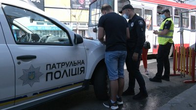 Зупинились на 40 хвилин: у Харкові протестували водії автобусів