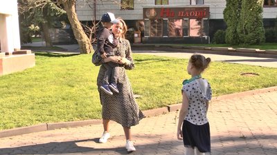 Олена Коломієць каже, що її діти народилися з повною втратою слуху, нині вони – носії кохлеарних імплантів Олена Коломієць каже, що її діти народилися з повною втратою слуху, нині вони – носії кохлеарних імплантів