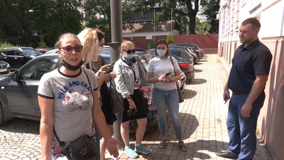 До прикарпатки приставили поліцейських. Охороняють від іноземця-залицяльника