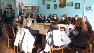 У Житомирській бібліотеці підліткам розповіли про життя їхніх ровесників у 90-х роках У Житомирській бібліотеці підліткам розповіли про життя їхніх ровесників у 90-х роках