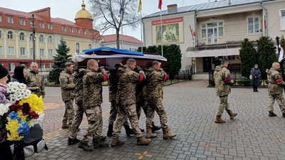 У Луцьку попрощалися із загиблим військовим Аркадієм Зайцевим У Луцьку попрощалися із загиблим військовим Аркадієм Зайцевим