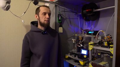 Як волонтер з Білопілля на Сумщині сам змайстрував п'ять 3D-принтерів, щоб допомогти ЗСУ