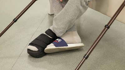 "Нога була розірвана від стегна до стопи, але я вижив": у Дніпрі проходить реабілітацію військовий з Донеччини Дмитро "Нога була розірвана від стегна до стопи, але я вижив": у Дніпрі проходить реабілітацію військовий з Донеччини Дмитро