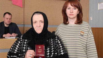 На Полтавщині рідним загиблих воїнів передали нагороди, якими їх відзначили посмертно На Полтавщині рідним загиблих воїнів передали нагороди, якими їх відзначили посмертно