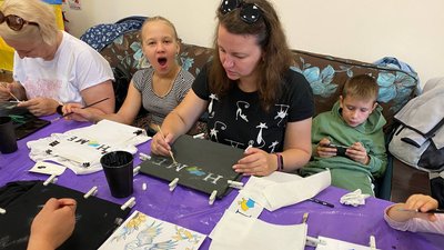 Пес Патрон та українська символіка: у Вінниці навчалися розписувати футболки Пес Патрон та українська символіка: у Вінниці навчалися розписувати футболки
