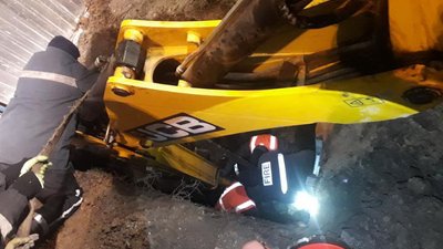 У Харкові чоловіка на метр засипало землею У Харкові чоловіка на метр засипало землею