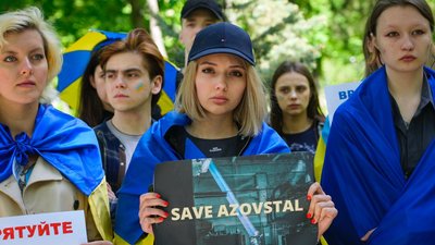 Евакуація з "Азовсталі", мирні перемовини на паузі, Сенат попередньо погодив $40 млрд. Війна. Головне за 17 травня