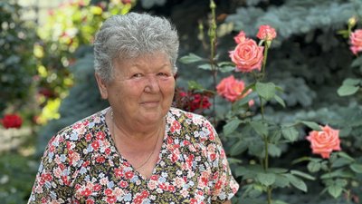 Зоя Яківна поруч зі своїми квітами