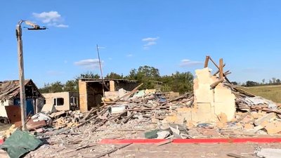 Спалені і зруйновані будинки, вщерть розбитий центр селища, згорілі автівки: Високопілля після піврічної окупації Спалені і зруйновані будинки, вщерть розбитий центр селища, згорілі автівки: Високопілля після піврічної окупації