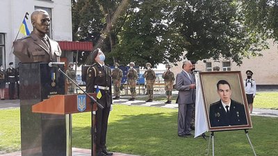 У інституті танкових військ Харкова відкрили два пам’ятники випускникам