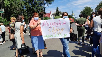 На Тернопільщині протестують 50 медиків, яким не виплатили зарплату за липень