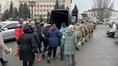 На Черкащині в останню дорогу провели полеглого на війні Юрія Іванченка На Черкащині в останню дорогу провели полеглого на війні Юрія Іванченка