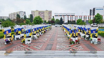Палац культури імени Лесі Українки та Алея героїв у місті Вараш на Рівненщині