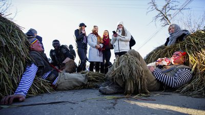 "Маланка була і за союзу, і в пандемію". Репортаж з наймасштабнішої на Буковині переберії "Маланка була і за союзу, і в пандемію". Репортаж з наймасштабнішої на Буковині переберії