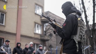 "Хочеш миру - берися до зброї!" На Прикарпатті готуються до оборони "Хочеш миру - берися до зброї!" На Прикарпатті готуються до оборони