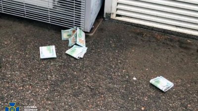 На Херсонщині під час отримання хабаря затримали посадовця міграційної служби