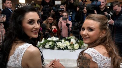 Перша одностатева пара уклала шлюб у Північній Ірландії