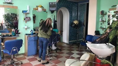На Одещині оштрафували перукарку, яка працювала попри карантин. До поліції звернулася клієнтка