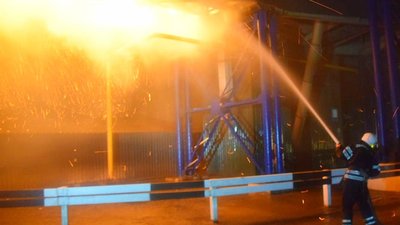У Миколаєві на Каботажному узвозі горить компанія "Нібулон" У Миколаєві на Каботажному узвозі горить компанія "Нібулон"