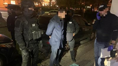 Посадовця Державної фіскальної служби спіймали на хабарі у 100 тисяч доларів Посадовця Державної фіскальної служби спіймали на хабарі у 100 тисяч доларів