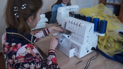 "Зношують зі швидкістю світла": на Донеччині шиють речі для дітей з інвалідністю "Зношують зі швидкістю світла": на Донеччині шиють речі для дітей з інвалідністю