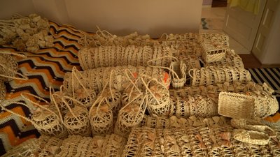 Кошики, миски, сумки та вази плете з кукурудзяного листя. Ержибет Ідьарто. СУСПІЛЬНЕ | ЛЮДИ
