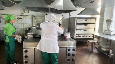 "Мені дуже подобається, як мене годують": як обслуговують школи Дніпра кейтерингові компанії