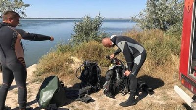 На Херсонщині рятувальники вилучили 10 боєприпасів із затонулого літака часів Другої світової війни