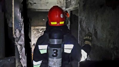 Вогонь знищив стіни та стелю на площі 100 кв. м Вогонь знищив стіни та стелю на площі 100 кв. м