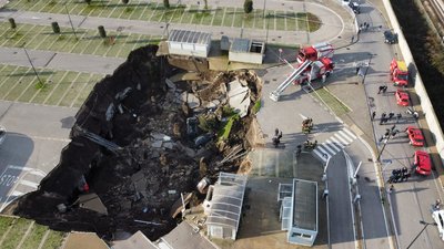 У Неаполі через вибух евакуювали госпіталь з хворими на COVID-19 У Неаполі через вибух евакуювали госпіталь з хворими на COVID-19