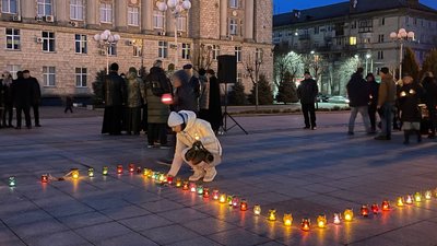 Свічки пам'яті: у Черкасах вшановують жертв Голодоморів Свічки пам'яті: у Черкасах вшановують жертв Голодоморів