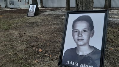 У Харкові вшанували пам'ять загиблих у теракті біля Палацу спорту У Харкові вшанували пам'ять загиблих у теракті біля Палацу спорту