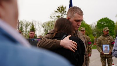 "Всі кулі взяв на себе". У Лебедині на Сумщині попрощались із міським головою Олександром Бакликовим "Всі кулі взяв на себе". У Лебедині на Сумщині попрощались із міським головою Олександром Бакликовим