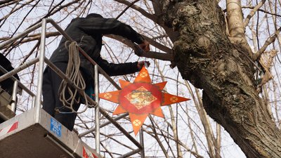 У Вінниці на Європейській площі встановили триметрового дідуха та різдвяні зірки У Вінниці на Європейській площі встановили триметрового дідуха та різдвяні зірки