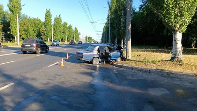 Отримали травмами водій і двоє пасажирів: у Черкасах авто в'їхало в електроопору Отримали травмами водій і двоє пасажирів: у Черкасах авто в'їхало в електроопору