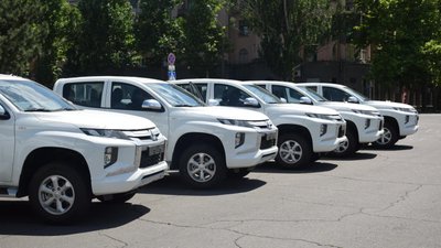 Миколаївські військові отримали десять нових позашляховиків